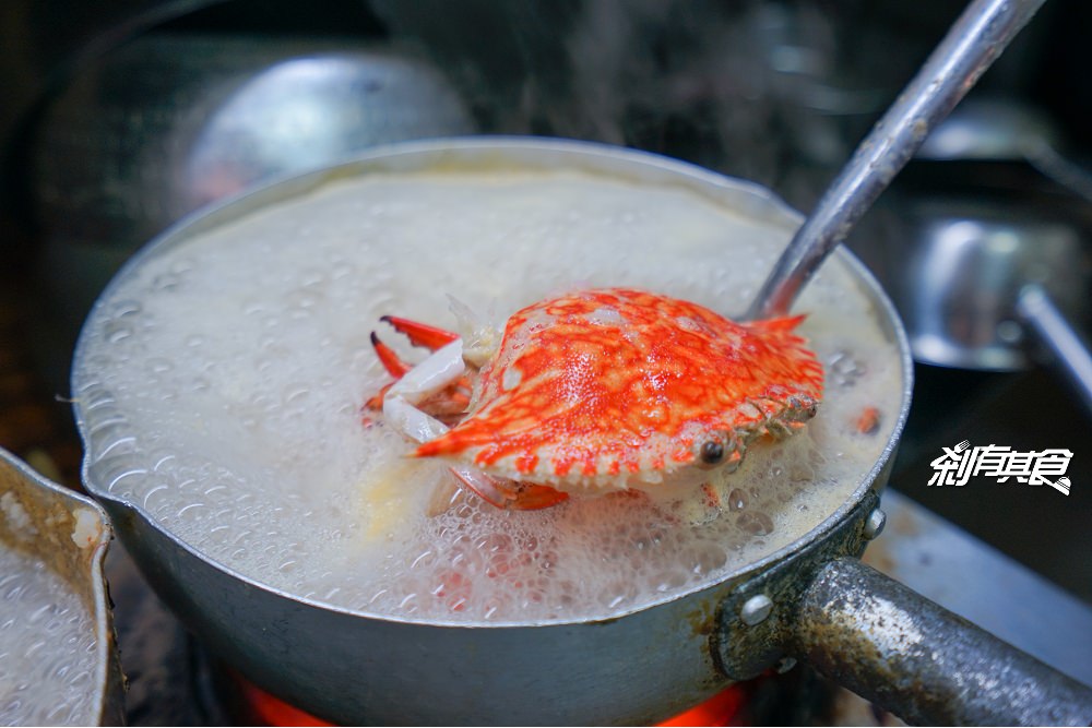 霸氣螃蟹海鮮粥 | 大里最狂宵夜 太超過！一碗粥一隻螃蟹 每天限量50份 ( 宵夜到2點 /愛玩客介紹 )