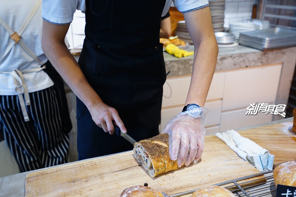 多爾法式烘焙 | 台中最美七期麵包店 多爾可芬每日限量100份 可以外帶麵包提供下午茶 有停車場