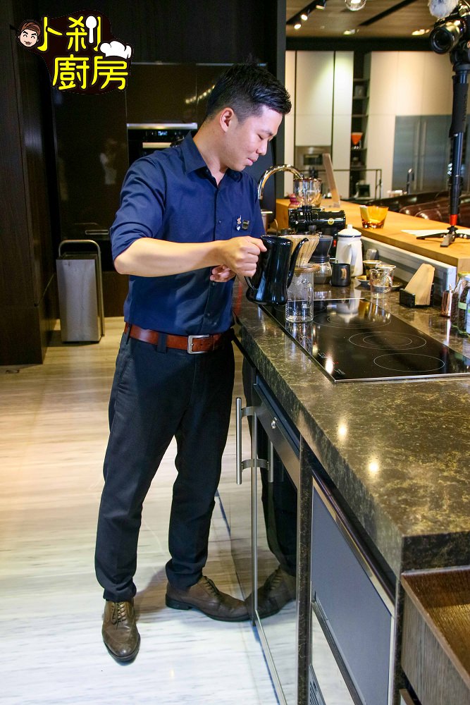 手沖咖啡影片教學 | 如何在家手沖一杯好咖啡 手沖咖啡原來要站37步？！