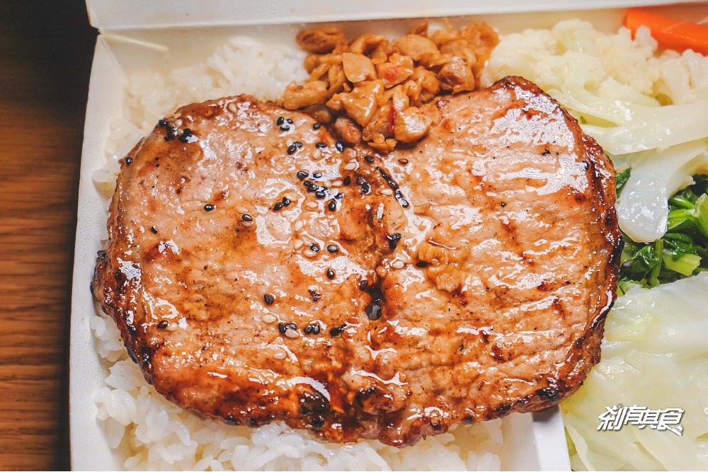 四平烤肉飯 | 台中北屯區美食 好吃炭火烤肉便當 推烤雞腿飯 烤鯖魚飯 (菜單)