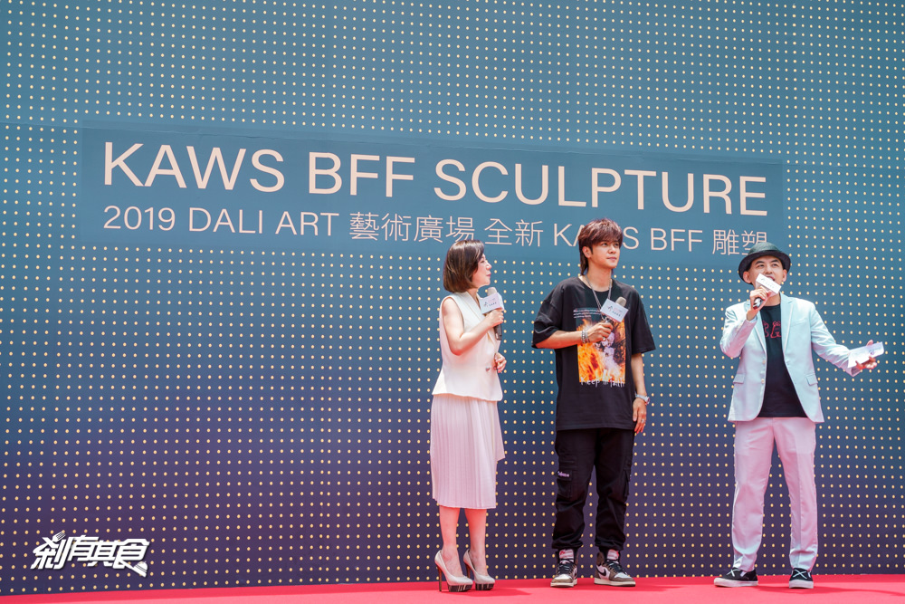 KAWS台中 | 全球僅一件「KAWS BFF SCULPTURE」雕塑展 7/15-9/15 KAWS巨型公仔在台中軟體園區登場