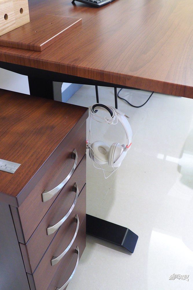 FUNTE電動升降桌-提升專注力 立食立吞 打造創造力空間