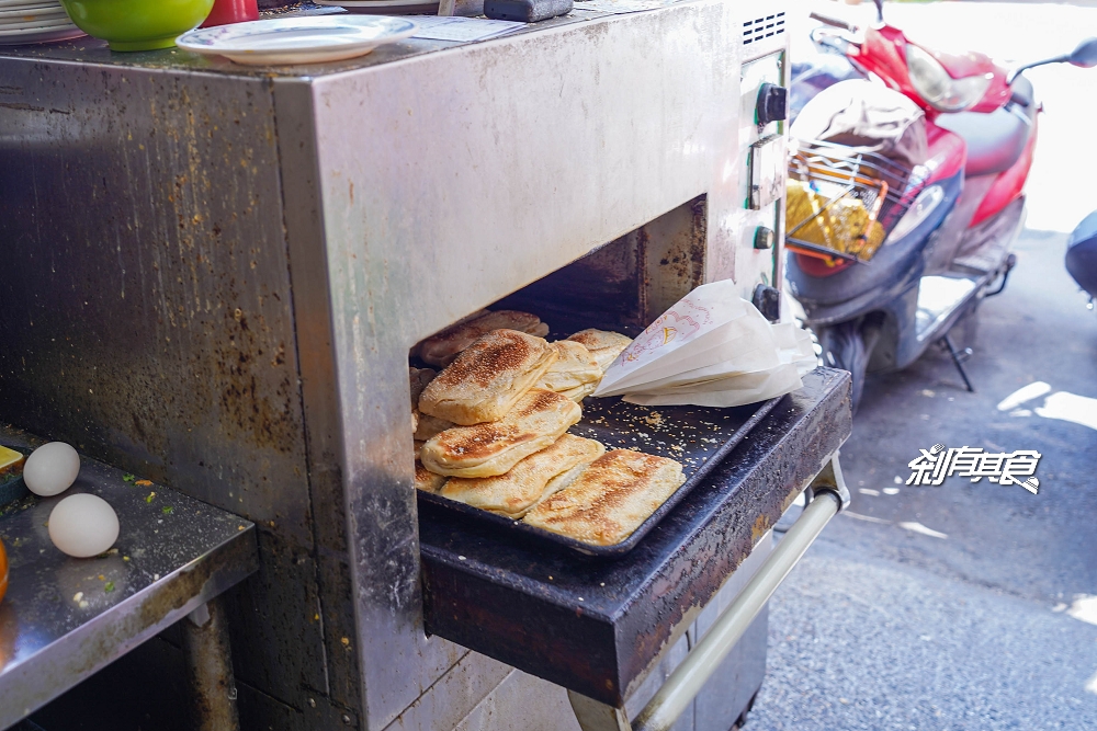 長江早點 | 台中北屯區早餐 每天排隊的中式早餐店 小籠湯包、燒餅油條好吃 (2022菜單)