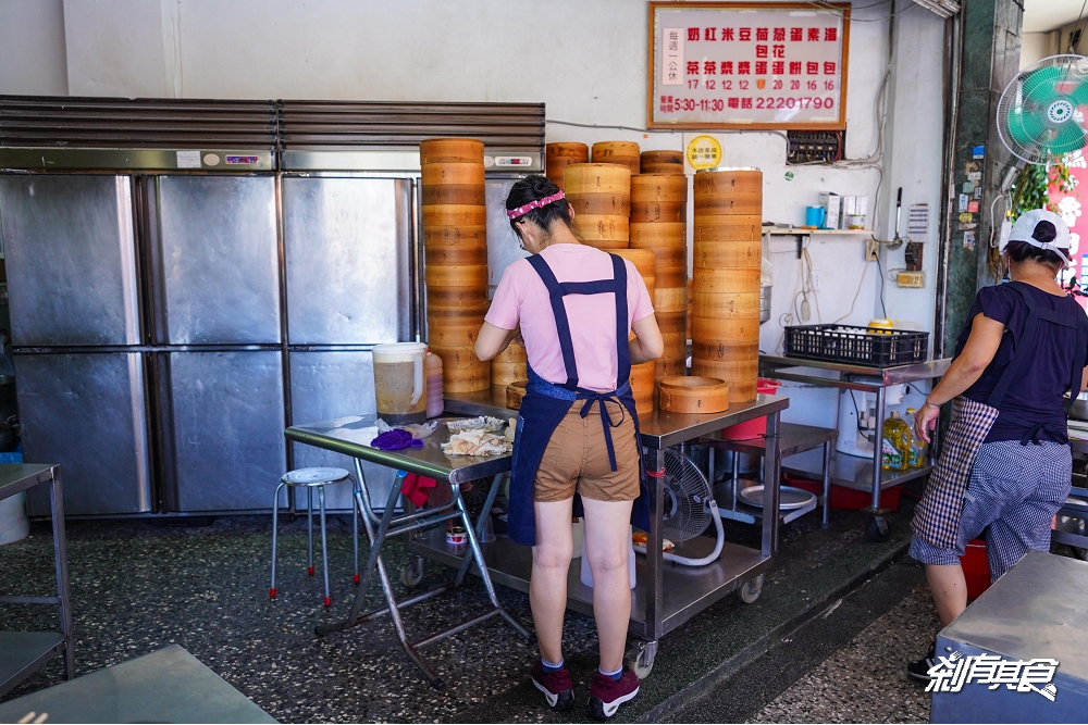 天津苟不理湯包 (信義街無名湯包) | 台中東區美食 超大顆噴汁湯包 根本肉餡游泳池