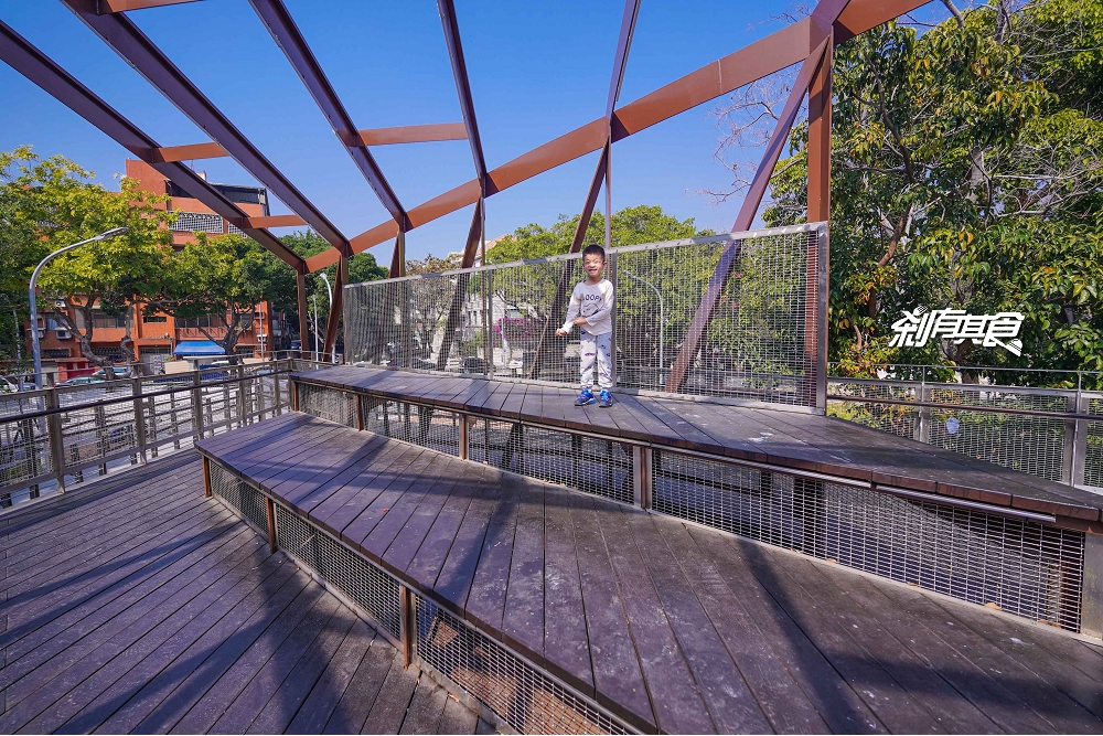 綠川水公園 | 台中特色公園 44年長春公園2.0新改版遊戲場 有攀爬網、可玩沙還有體健設施