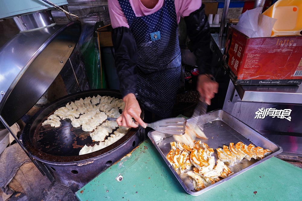 富台鍋貼 | 台中東區早餐 隱身在眷村裡的隱藏版美食 好吃鍋貼一顆只要4元