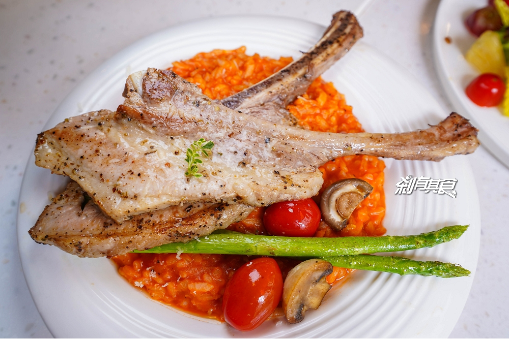 KOI PLUS | 台中早午餐推薦 熔漿班尼迪克蛋 普羅旺斯戰斧豬排燉飯 泰式酸辣海鮮沙拉