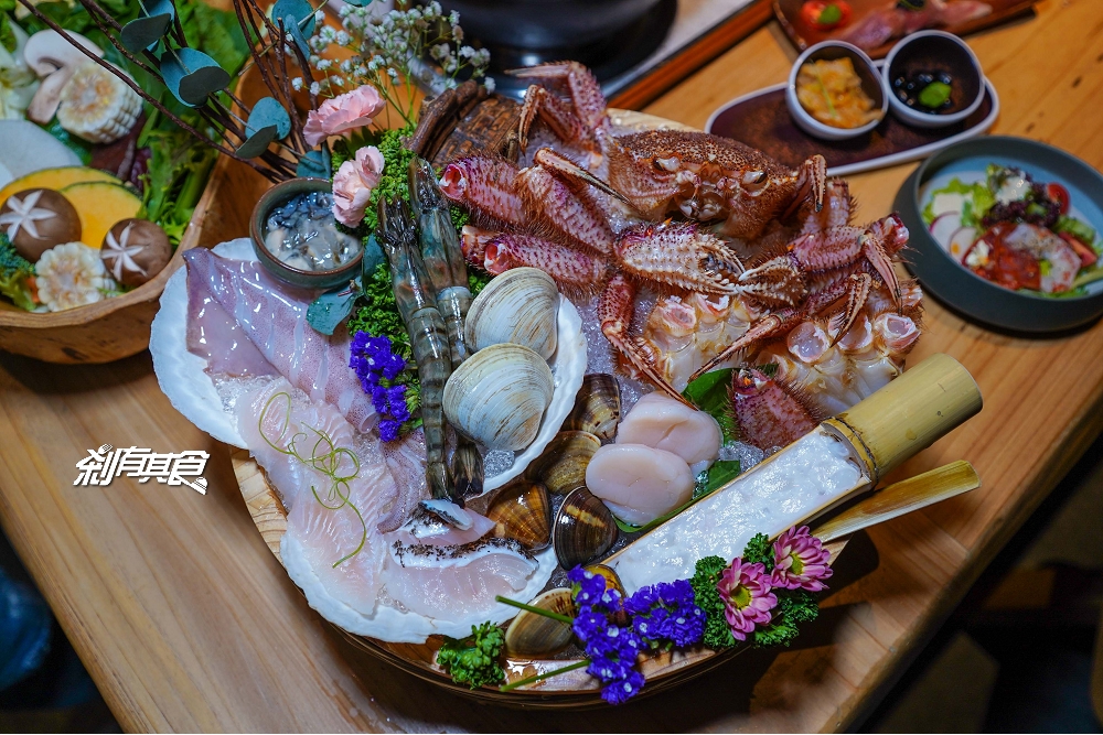 暮藏和牛鍋物 | 台中和牛火鍋 超澎派活體海鮮大餐，專人桌邊服務人人都是「吃蟹達人」(影片)