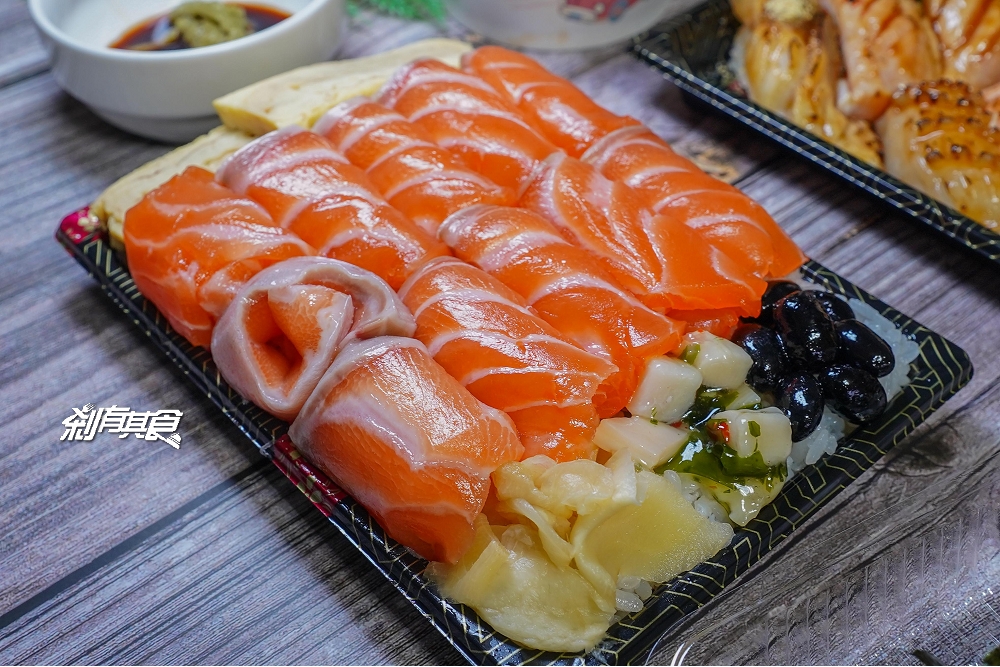 無二壽司外帶餐盒 | 「滿滿鮭魚丼、豪華干貝海鮮炒烏龍」太犯規！ 還附手卷、鮮魚味噌湯，高CP值好吃