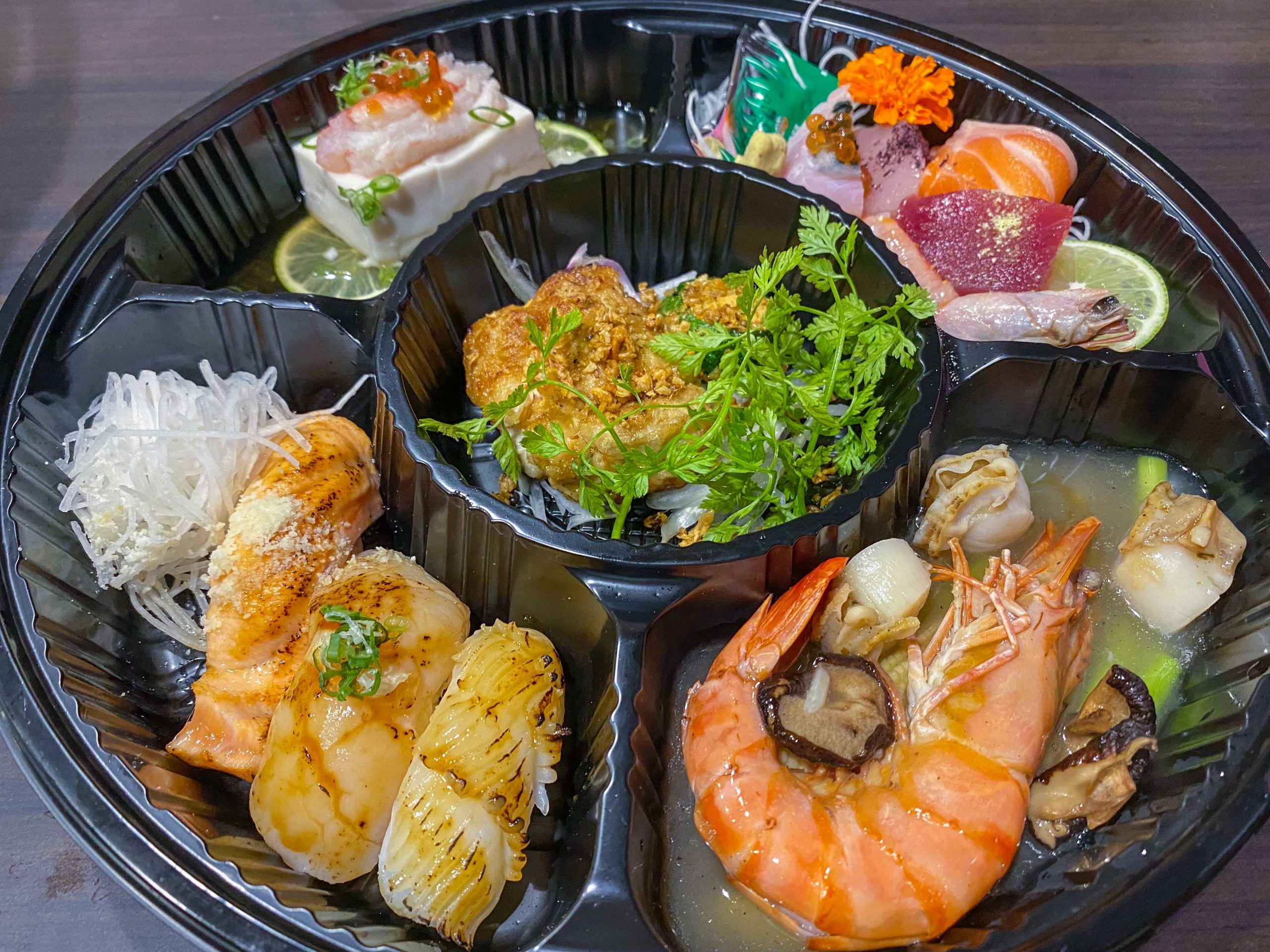 無二壽司外帶餐盒 | 「滿滿鮭魚丼、豪華干貝海鮮炒烏龍」太犯規！ 還附手卷、鮮魚味噌湯，高CP值好吃