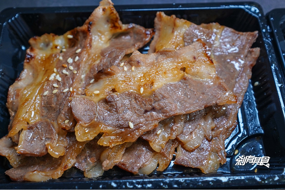 茶六燒肉便當 | 台中外帶美食 「燒肉蓋飯」一次可以吃到三種肉，外帶自取8折