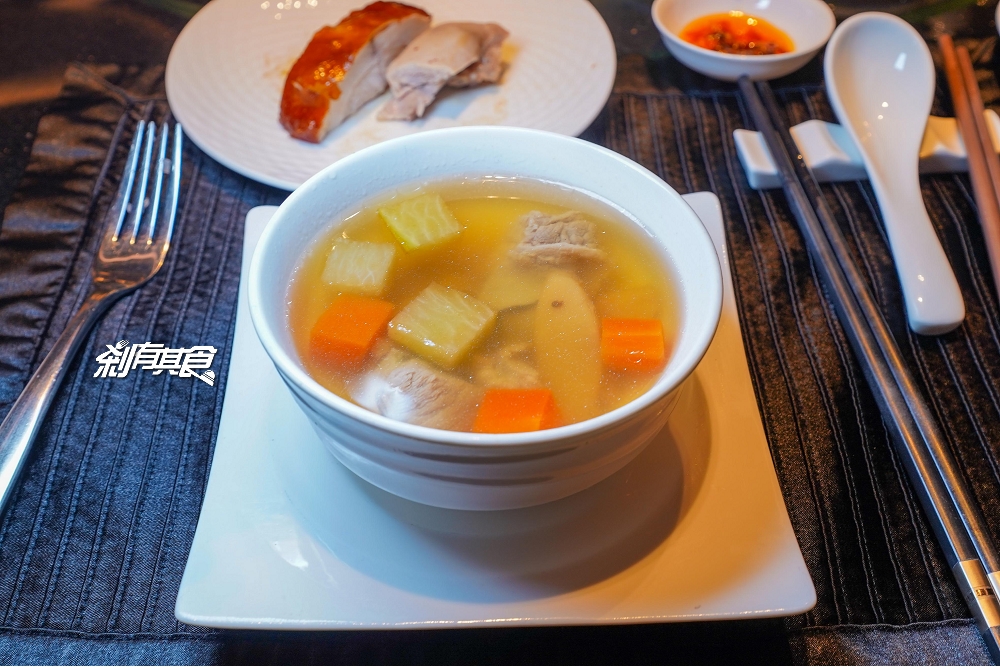 漢來名人坊 | 台中米其林餐盤推薦 「脆皮炸子雞、燕窩釀鳳翼、龍蝦湯泡飯」真是太好吃了！