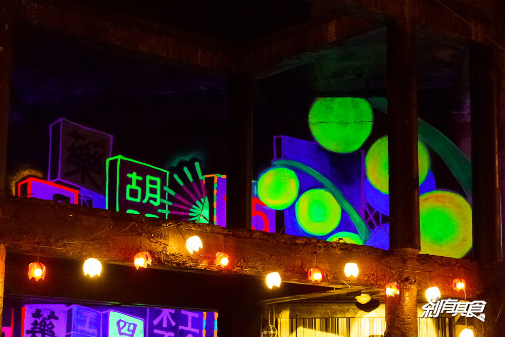 台中最新夜間景點！「卓也小屋」 Cyberpunk鈴蘭通 兩層樓高巨型螢光塗鴉