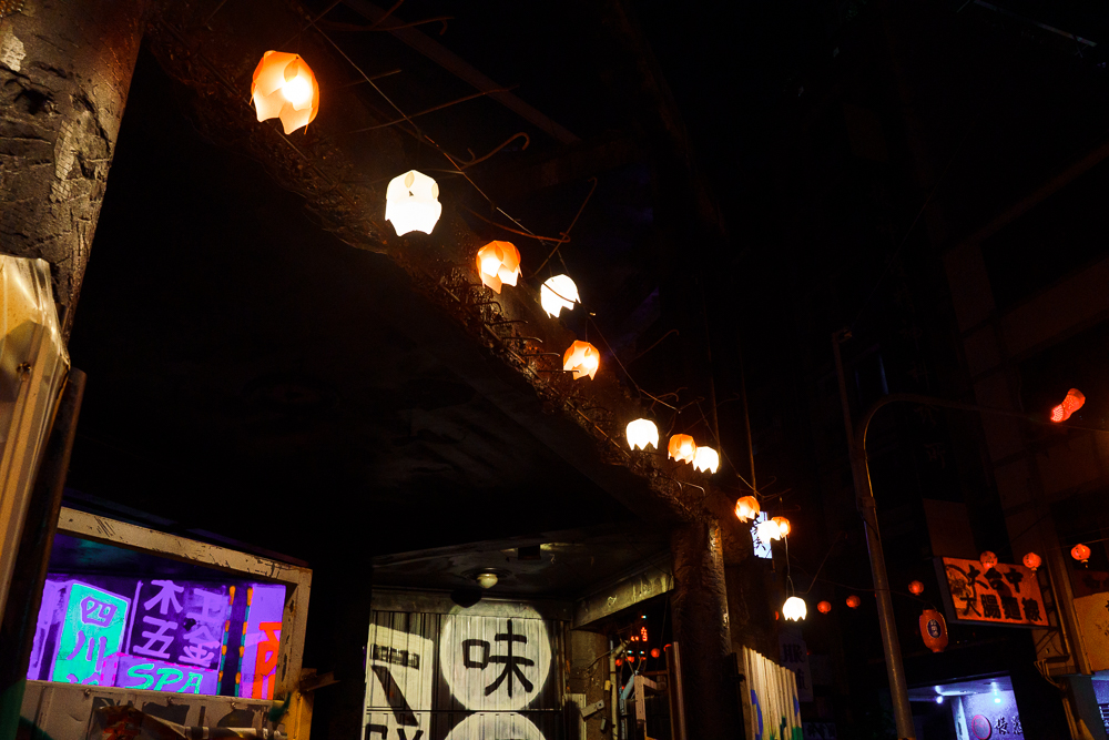 台中最新夜間景點！「卓也小屋」 Cyberpunk鈴蘭通 兩層樓高巨型螢光塗鴉