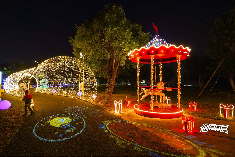 中央公園聖誕布景 | 台中聖誕景點 紅色旋轉木馬、摩天輪投影燈、燈海隧道