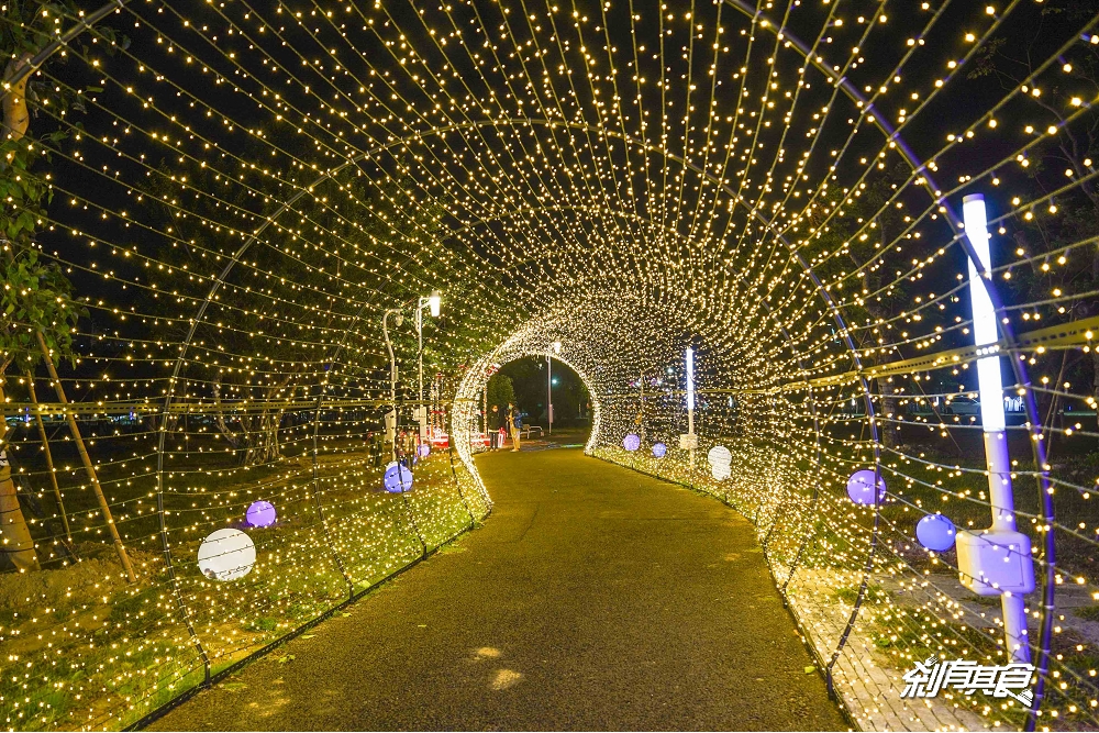 中央公園聖誕布景 | 台中聖誕景點 紅色旋轉木馬、摩天輪投影燈、燈海隧道