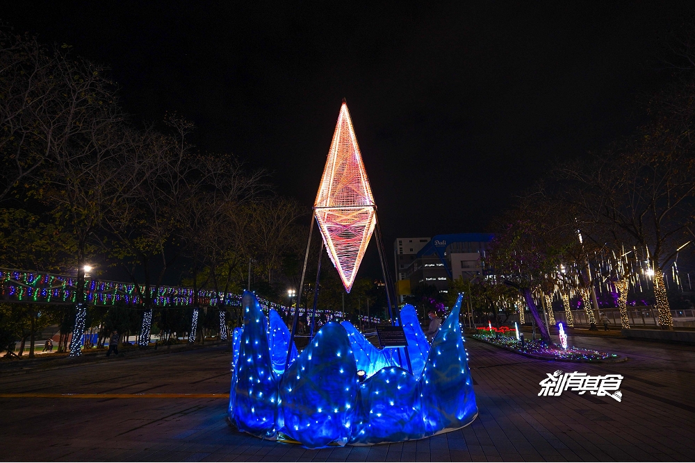 大里運動公園 | 台中聖誕布景 彩色羽球聖誕燈、巨大藍染水晶燈飾 還有500公尺燈光廊道