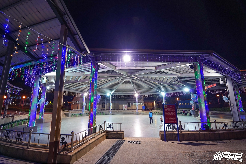大里運動公園 | 台中聖誕布景 彩色羽球聖誕燈、巨大藍染水晶燈飾 還有500公尺燈光廊道