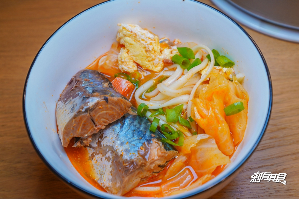 茄汁鯖魚罐頭麵 | 簡單食譜 兒時記憶中的颱風麵 茄汁鯖魚紅罐黃罐有什麼不同?