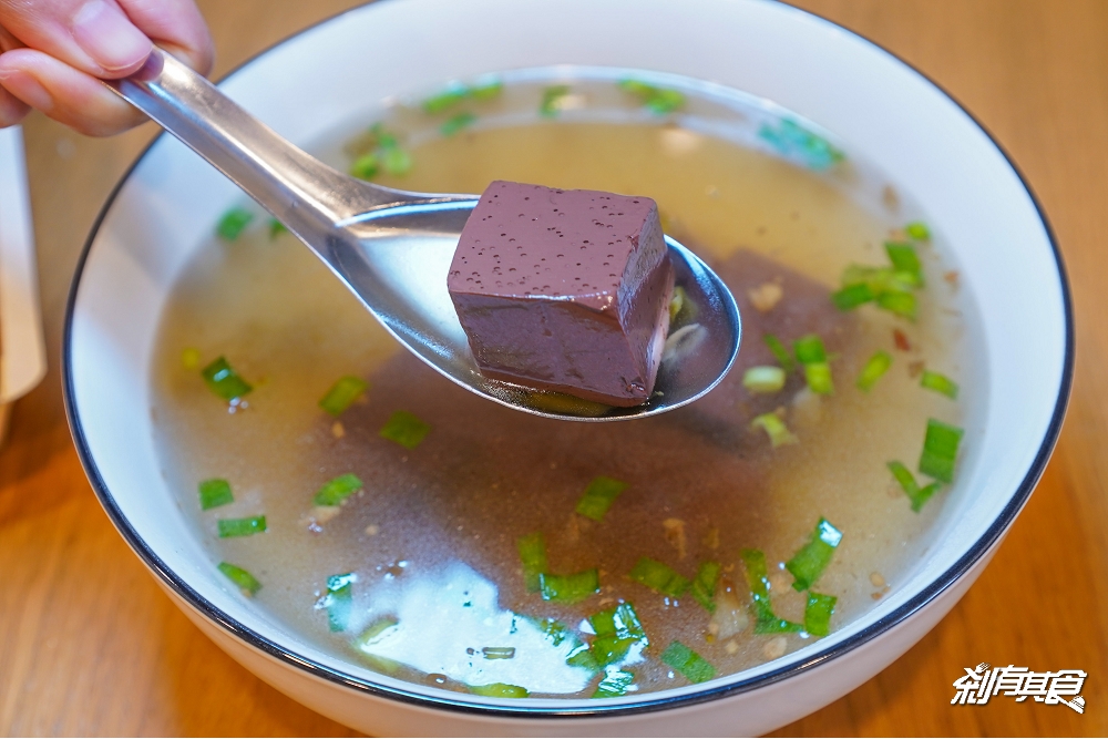 河北臭豆腐 | 台中臭豆腐 隱藏在市場裡的人氣臭豆腐 豬血湯超大碗！