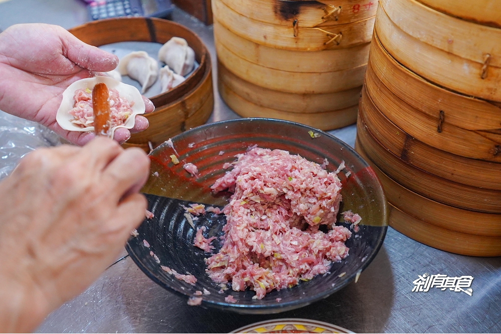 勇記蒸餃館 | 台中西區美食 現點現桿現包的超大顆金元寶蒸餃 鮮蝦鮮肉都好吃
