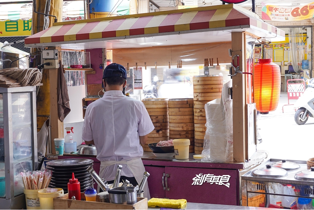 勇記蒸餃館 | 台中西區美食 現點現桿現包的超大顆金元寶蒸餃 鮮蝦鮮肉都好吃