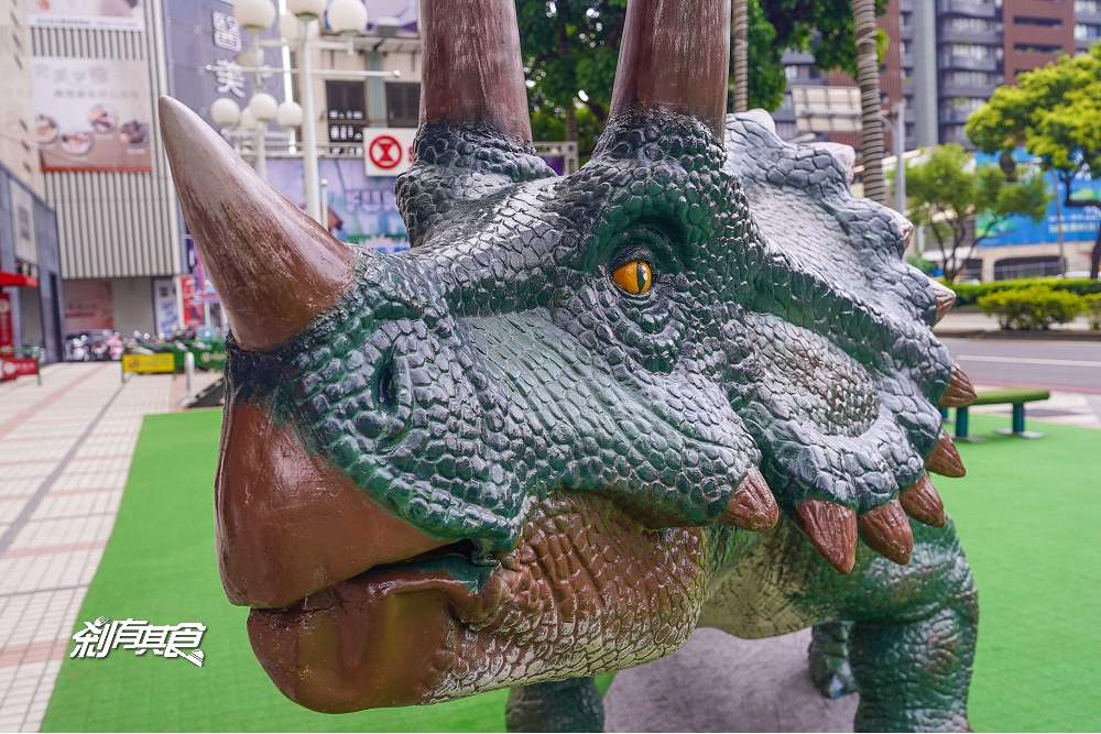 台中版侏羅紀公園！超逼真巨大恐龍 廣三SOGO「FUN鬧恐龍島」 還有「恐龍大遊行」
