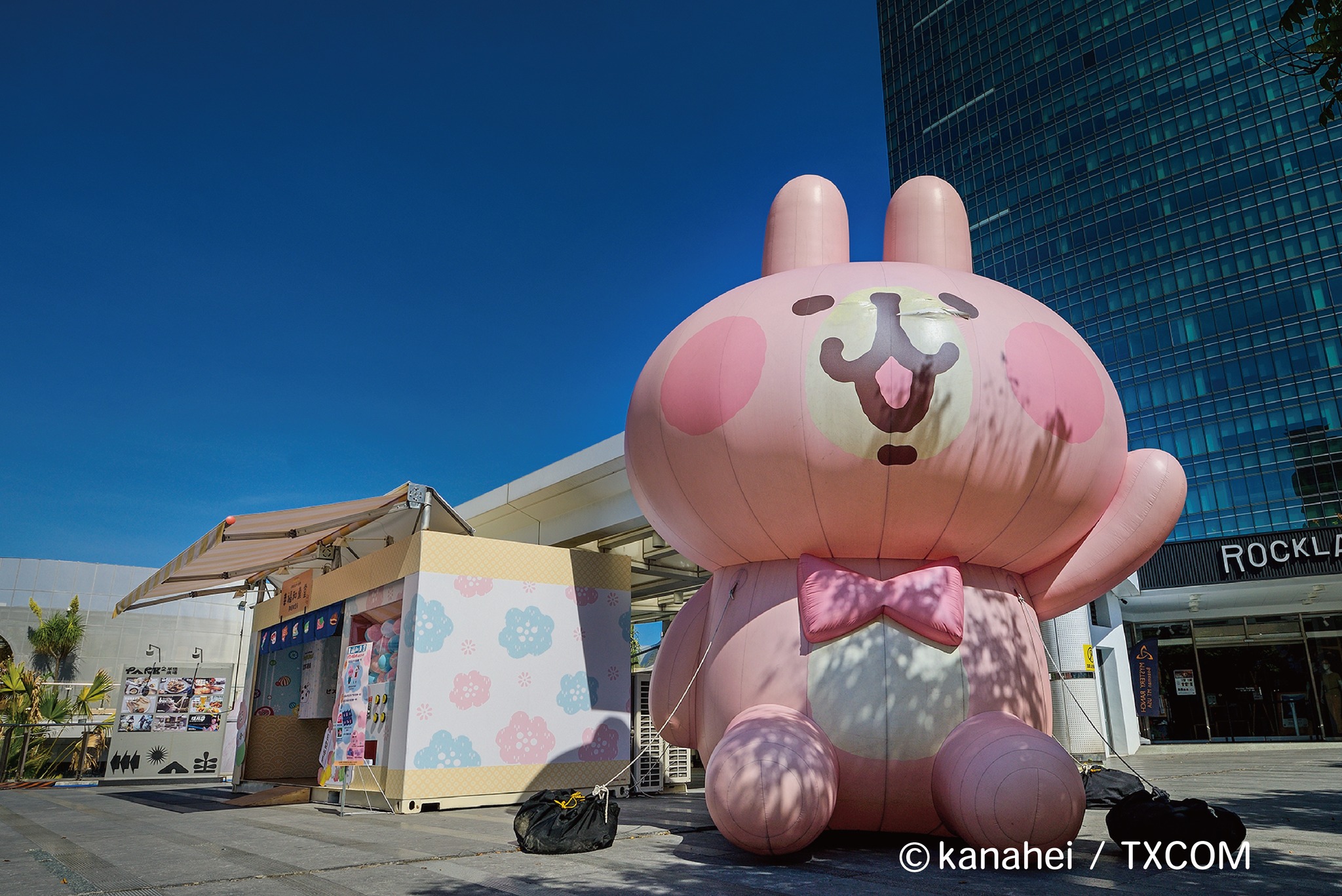 卡娜赫拉台中快閃店 | 「卡娜赫拉的小動物」再次回歸台中，巨型粉紅兔兔大氣球、巨型扭蛋機