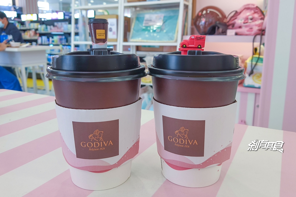 7-11 GODIVA熱巧克力「GODIVA粉紅鹽熱巧克力」限量開賣！免費送「經典粉紅小貨車、2022限定版熱可可」造型杯塞也太可愛了吧！