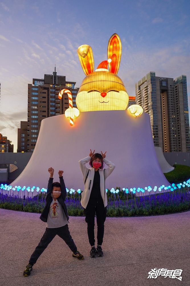 屋頂有三隻兔兔！2022臺中國家歌劇院聖誕裝置 「嬌兔三窟」 台中聖誕景點