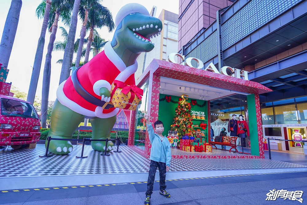 COACH台中快閃店 | 台中聖誕景點 3公尺高「Rexy恐龍」聖誕裝扮呆萌超好拍