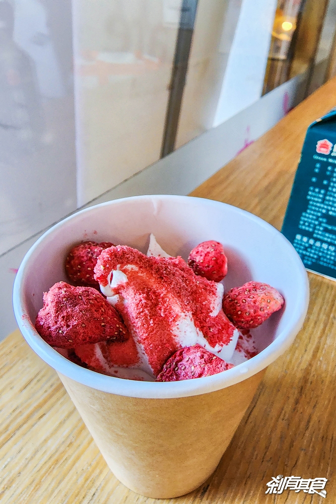 義美草莓牛奶霜淇淋 | 吃得到整顆草莓凍乾 1杯不用50元 期間限定到3/15