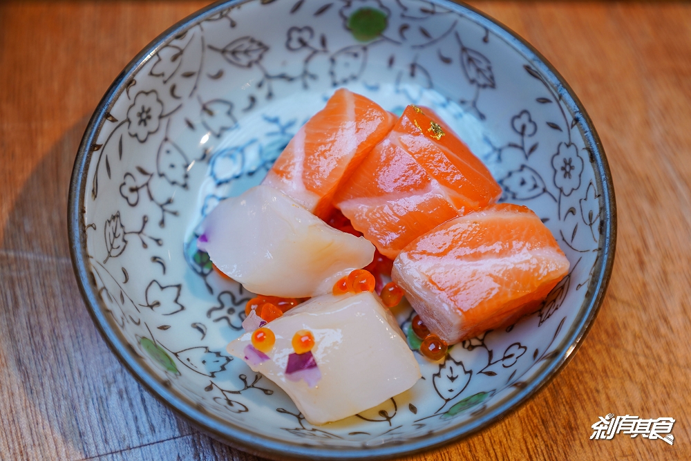 金衛亭浮誇壽司 | 台中東區美食 「鮭捲干貝塔壽司、爆量海膽散壽司」真的有浮誇！