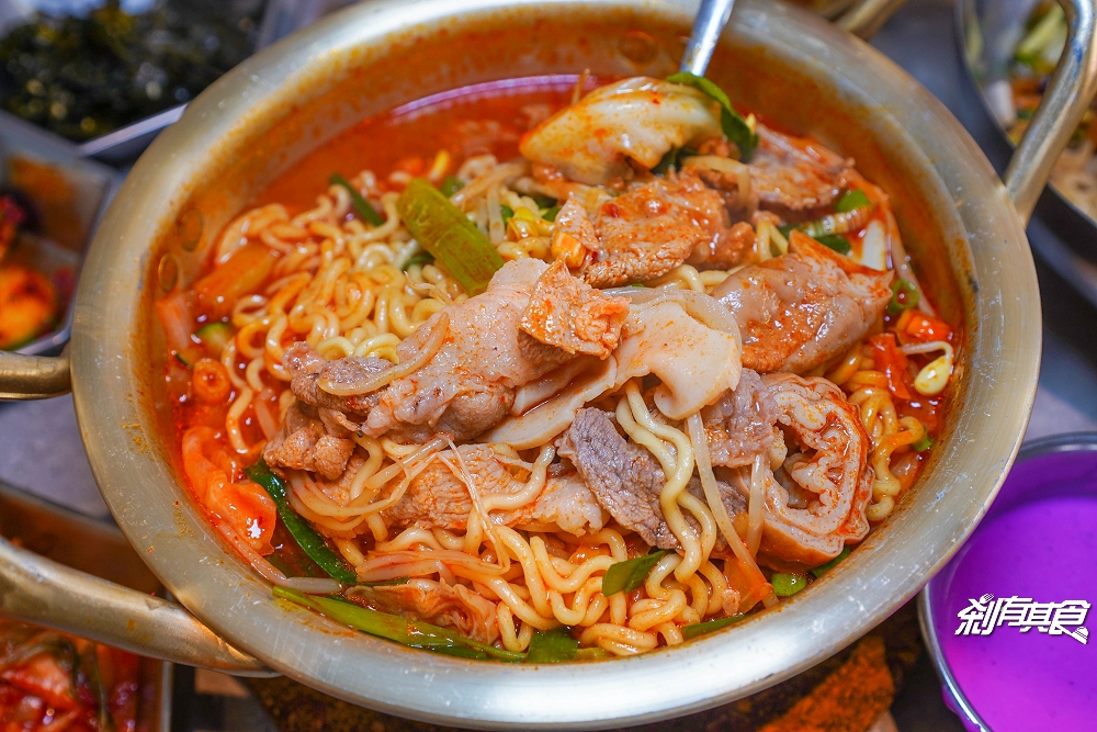 掰哩掰哩韓食料理 | 台中韓式料理 「黑粉炸雞」黑粉旋風來襲「涼拌辣魷魚、豬腸拉麵鍋」也很好吃！