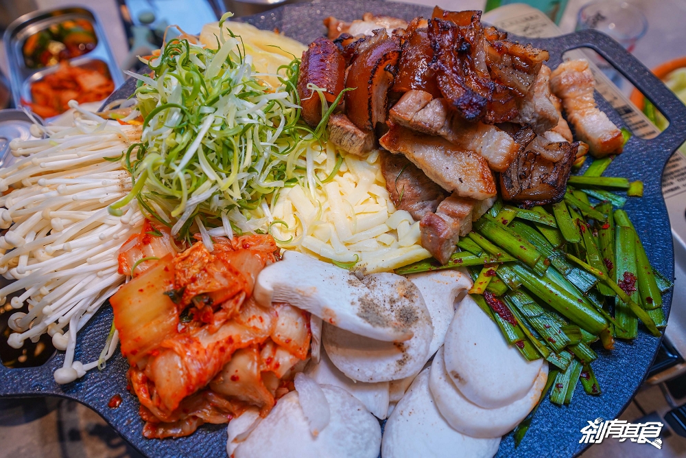 推擠韓式料理 | 台中一中商圈美食 「韓式烤肉+豬皮、辣豆腐鍋、韓式炸雞」還有小菜及霜淇淋吃到飽