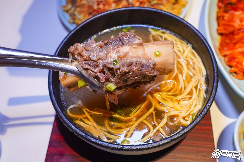 金韓食 | 台中韓食餐廳 屋馬新品牌 9種小菜吃到飽 「牛排湯、雪花炸雞、搖搖便當、粉紅棉花糖調酒」