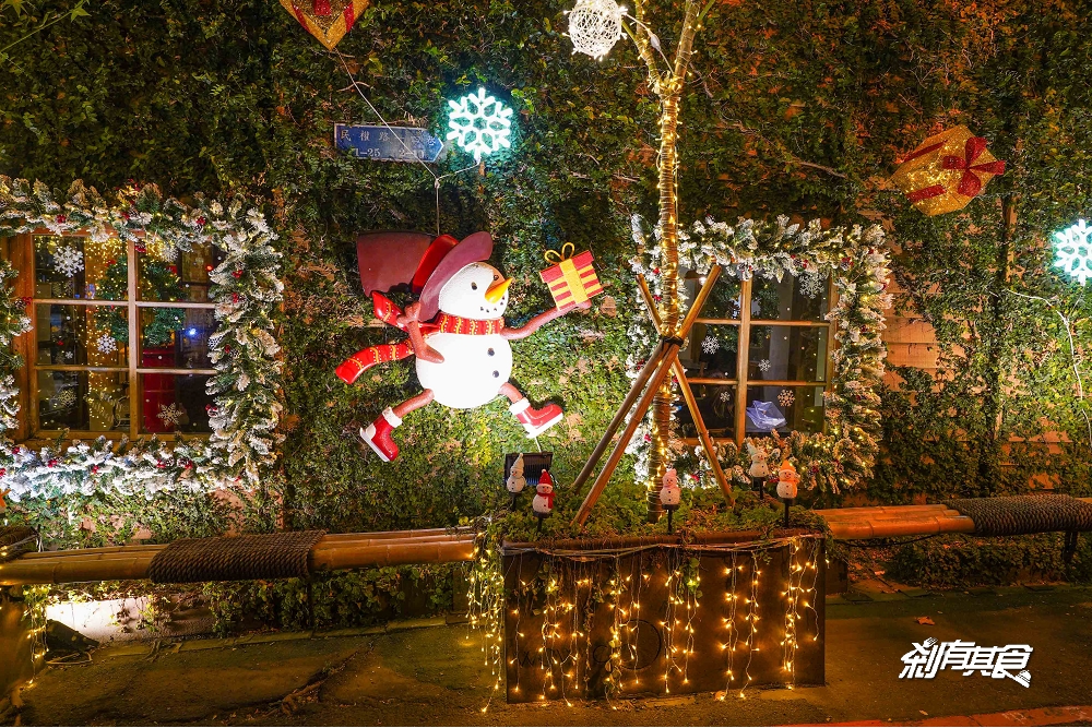 全台最美雪人屋！ 台中聖誕景點「瓦庫燒肉」千顆燈泡點亮「放大版雪人屋」、小雪人、耶誕老公公騎機車 拍起來