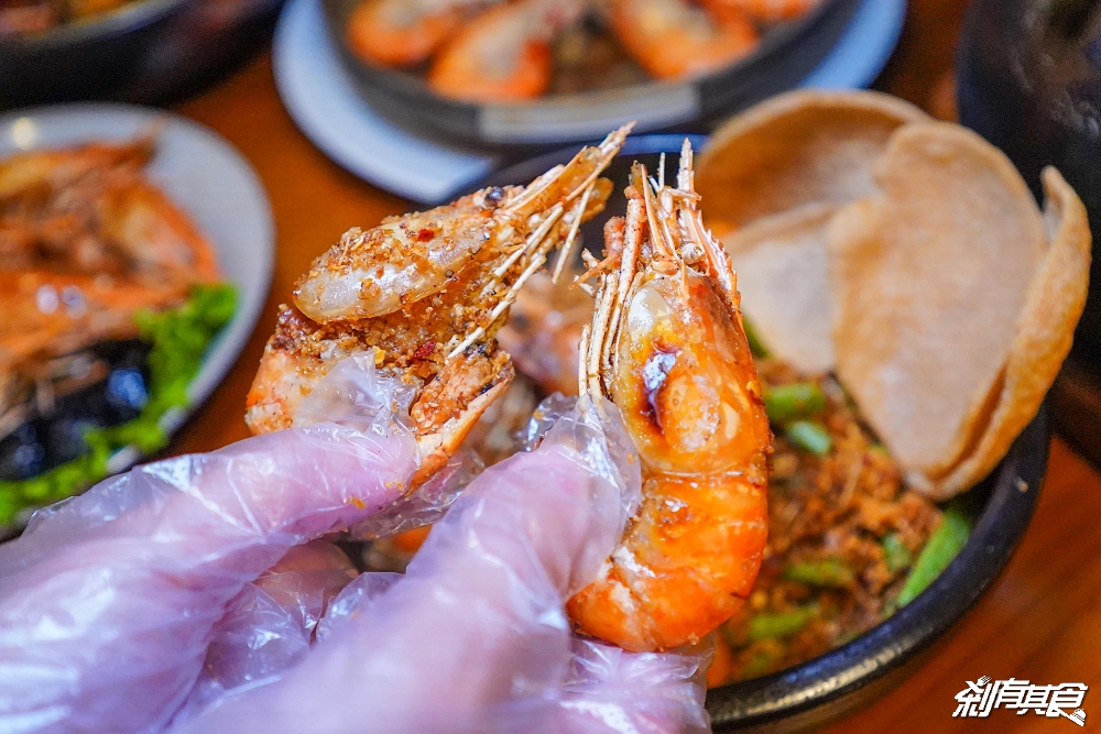 台中活蝦餐廳「鴻龍宴」 全蝦宴活蝦12吃 「避風塘蝦、奶油蝦、香烤琥珀雞」必點！