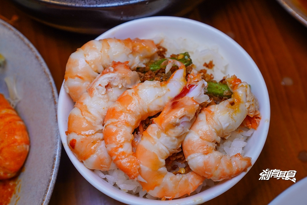 台中活蝦餐廳「鴻龍宴」 全蝦宴活蝦12吃 「避風塘蝦、奶油蝦、香烤琥珀雞」必點！