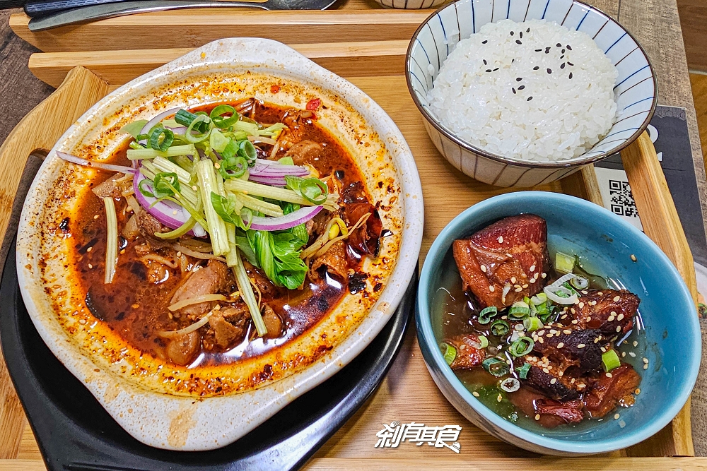 小卒砂鍋雞米飯台中學士店 | 台中北區美食 改良版黃燜雞「砂鍋雞米飯、老壇酸菜魚」 好吃白飯殺手