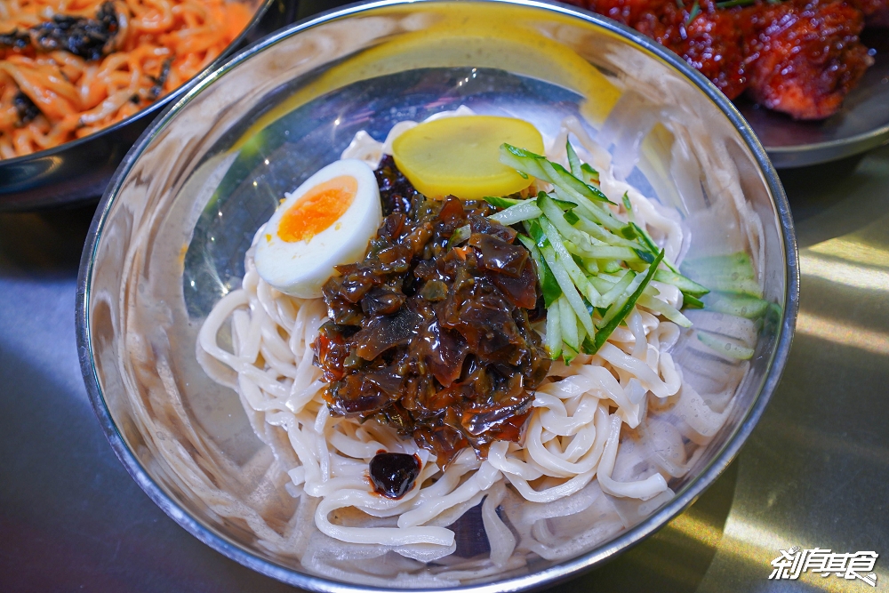 西麵站 韓味麵食專門店 | 台中西區美食 韓式炸醬麵、炒瑪麵、韓式炸雞 菜包肉 小菜吃到飽