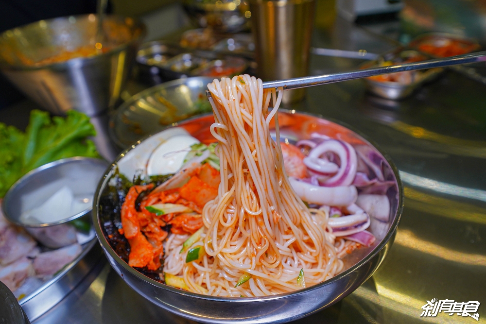 西麵站 韓味麵食專門店 | 台中西區美食 韓式炸醬麵、炒瑪麵、韓式炸雞 菜包肉 小菜吃到飽