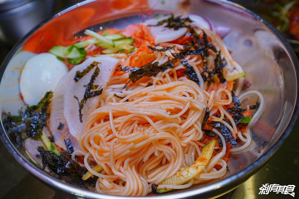 西麵站 韓味麵食專門店 | 台中西區美食 韓式炸醬麵、炒瑪麵、韓式炸雞 菜包肉 小菜吃到飽