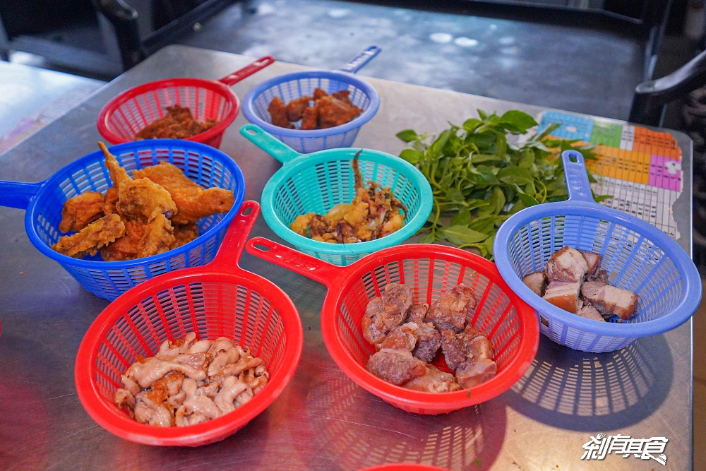 犁田鹹酥雞 | 埔里美食 在地人激推超大雞排 「豬蹄花、鹹酥雞、鹹豬肉、雞皮」都是必點 台中也有分店