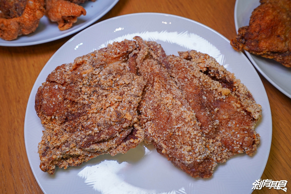 犁田鹹酥雞 | 埔里美食 在地人激推超大雞排 「豬蹄花、鹹酥雞、鹹豬肉、雞皮」都是必點 台中也有分店