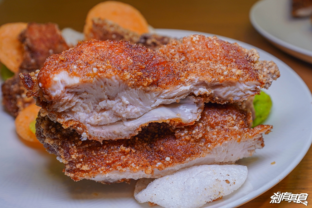 犁田鹹酥雞 | 埔里美食 在地人激推超大雞排 「豬蹄花、鹹酥雞、鹹豬肉、雞皮」都是必點 台中也有分店