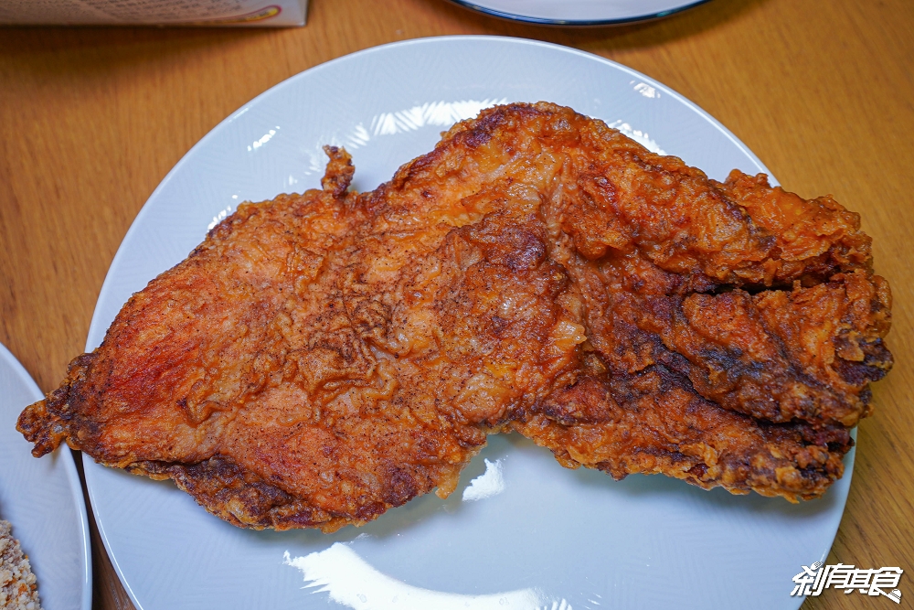 犁田鹹酥雞 | 埔里美食 在地人激推超大雞排 「豬蹄花、鹹酥雞、鹹豬肉、雞皮」都是必點 台中也有分店