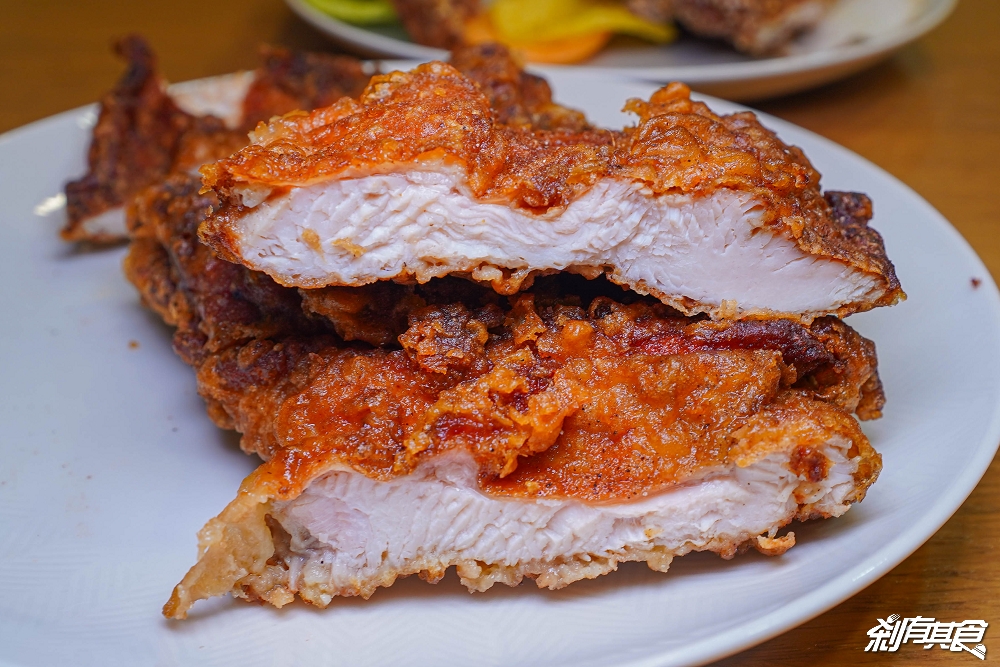 犁田鹹酥雞 | 埔里美食 在地人激推超大雞排 「豬蹄花、鹹酥雞、鹹豬肉、雞皮」都是必點 台中也有分店