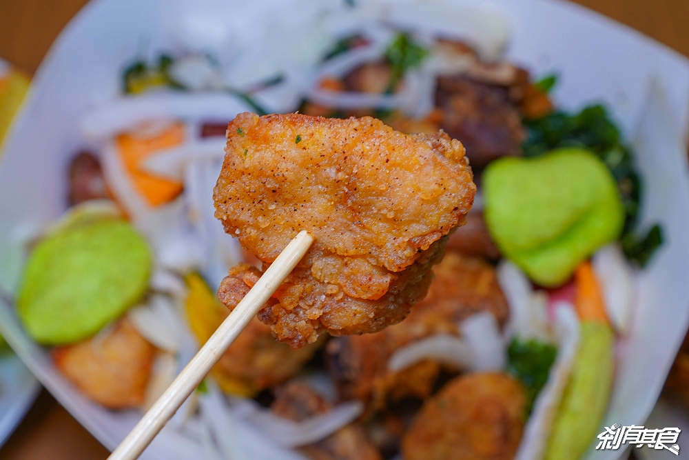 犁田鹹酥雞 | 埔里美食 在地人激推超大雞排 「豬蹄花、鹹酥雞、鹹豬肉、雞皮」都是必點 台中也有分店