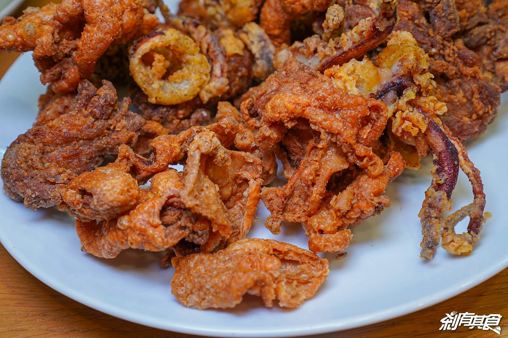 犁田鹹酥雞 | 埔里美食 在地人激推超大雞排 「豬蹄花、鹹酥雞、鹹豬肉、雞皮」都是必點 台中也有分店